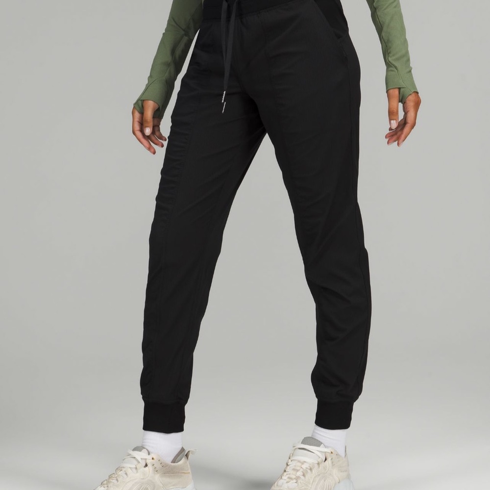 Lululemon jogger- size 6, light green/army